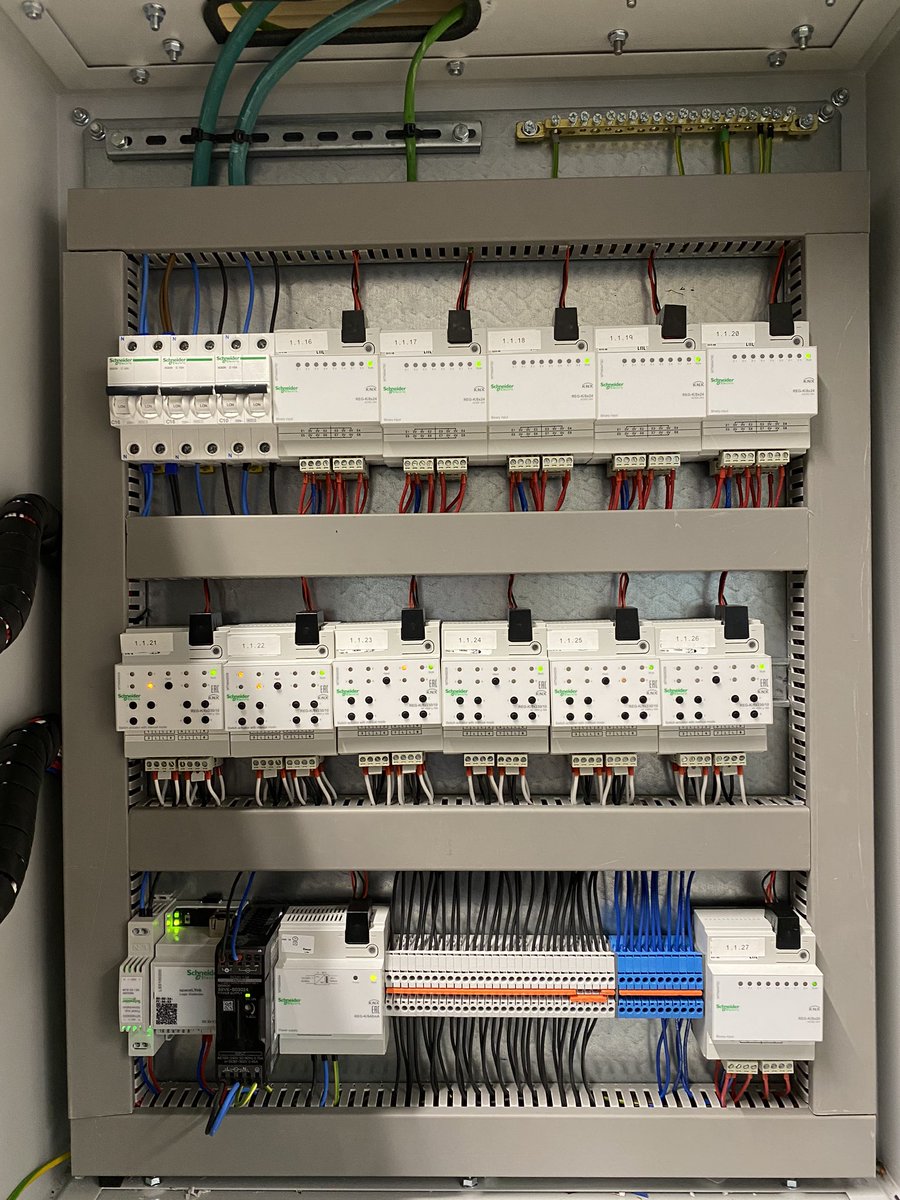 Ya estamos terminando la instalación del control del alumbrado en los frontones Beti Jai de Mendizorrotza. Además de un sinóptico en el cuadro de mando dispondremos de un Scada con el Homelynk de <a href="/SchneiderES/">SchneiderElectric ES</a> <a href="/EcoxpertES/">Ecoxpert España</a>
