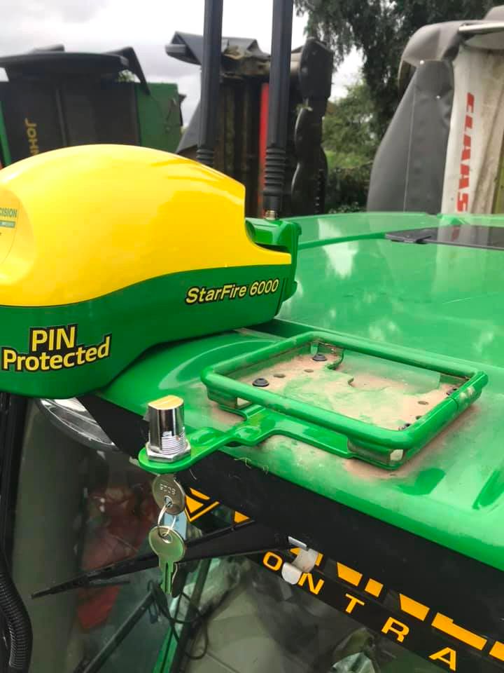 RVTractors's tweet photo. 📡🔐Lockable bracket for StarFire receivers👍🏻
Charlie Henderson has been installing a lockable bracket to a customer’s StarFire 6000 receiver, it locks it to the cab to help deter thieves.
Would you be interested?
📞RVT Precision team 01743 289100
#RVTPrecision @johndeere https://t.co/OF4jfqblRn