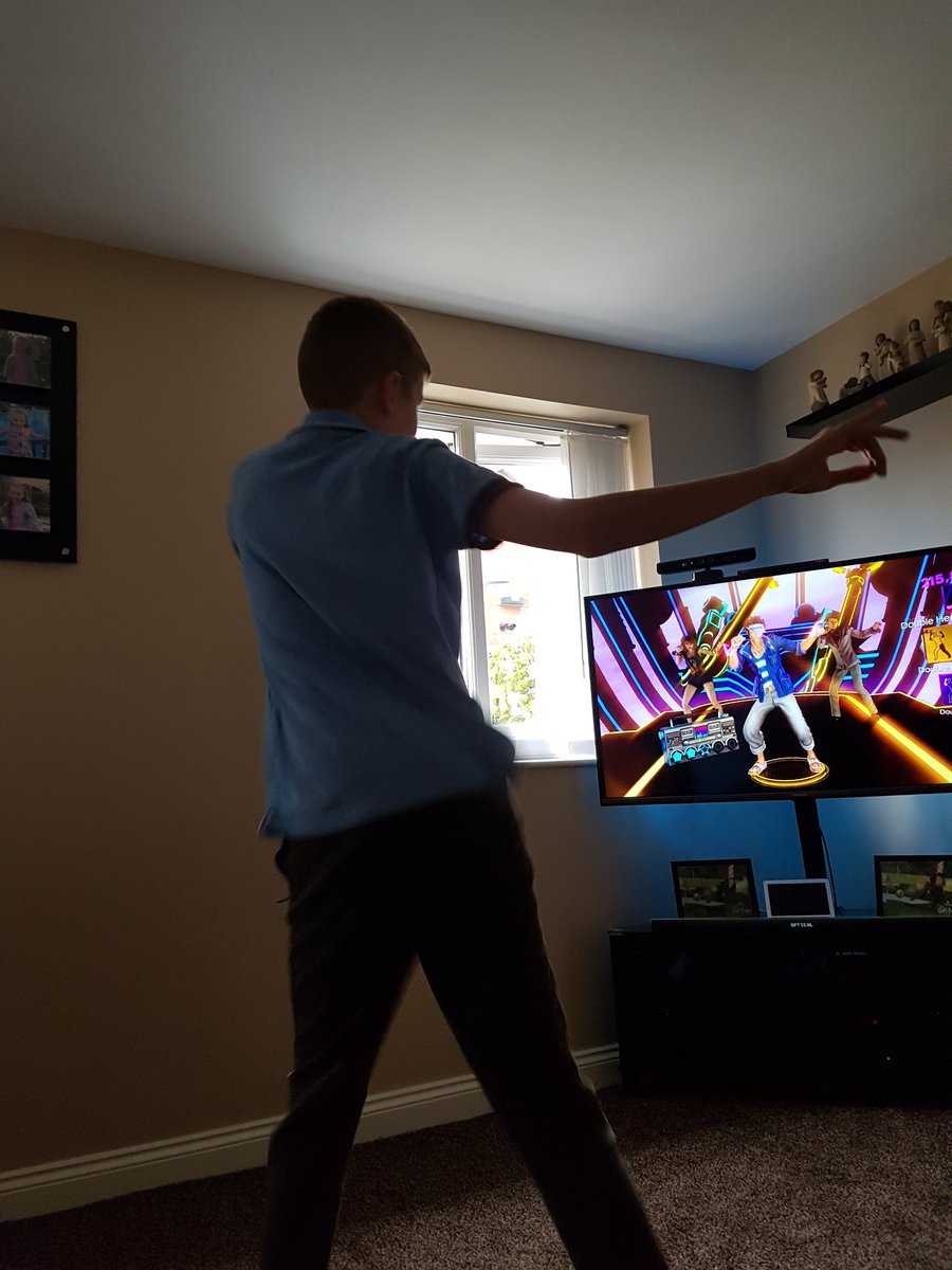 b_joelo's tweet photo. @SelbyHigh activities week workout with just dance! https://t.co/XbnEIKwUs1