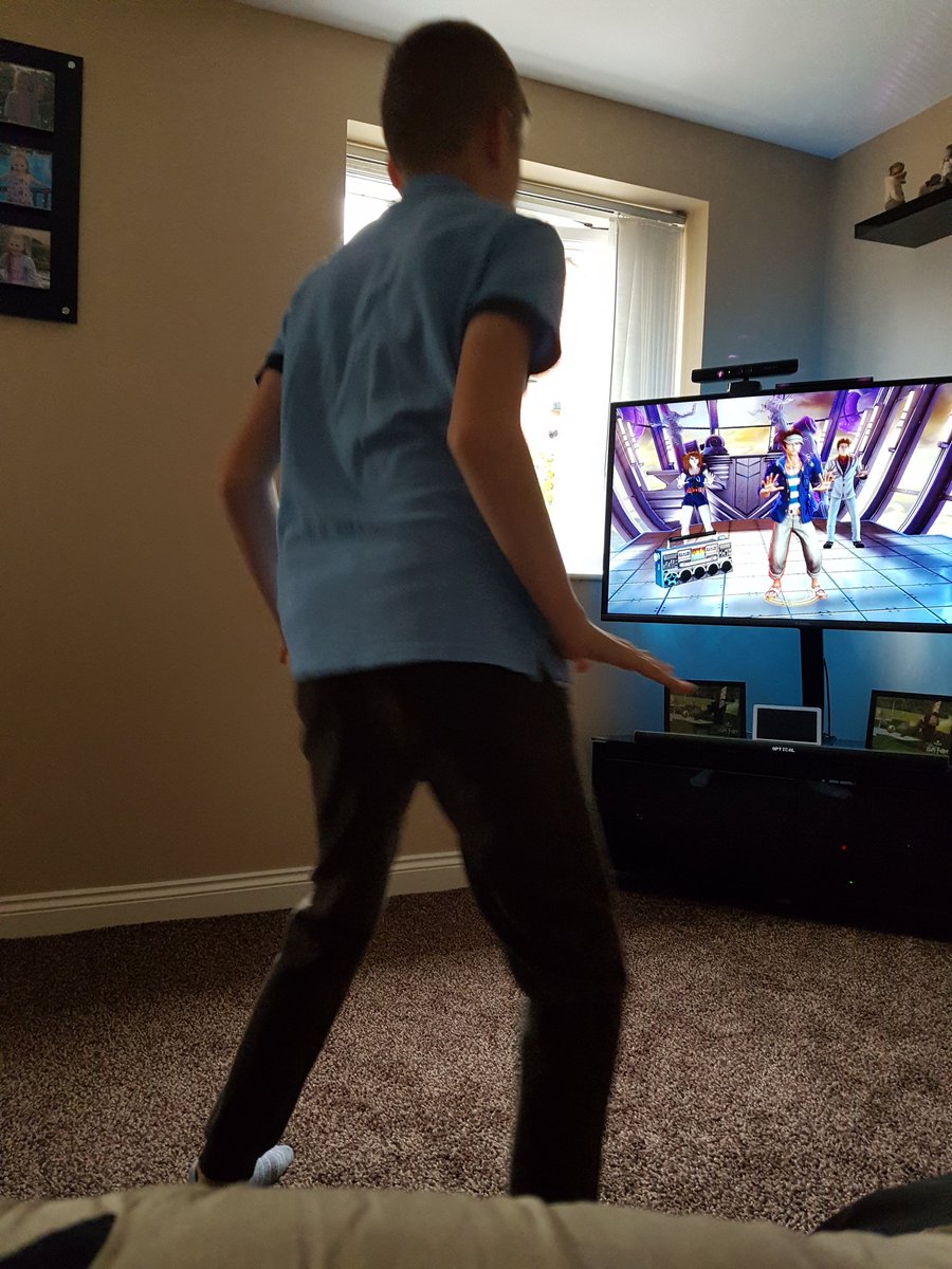 b_joelo's tweet photo. @SelbyHigh activities week workout with just dance! https://t.co/XbnEIKwUs1