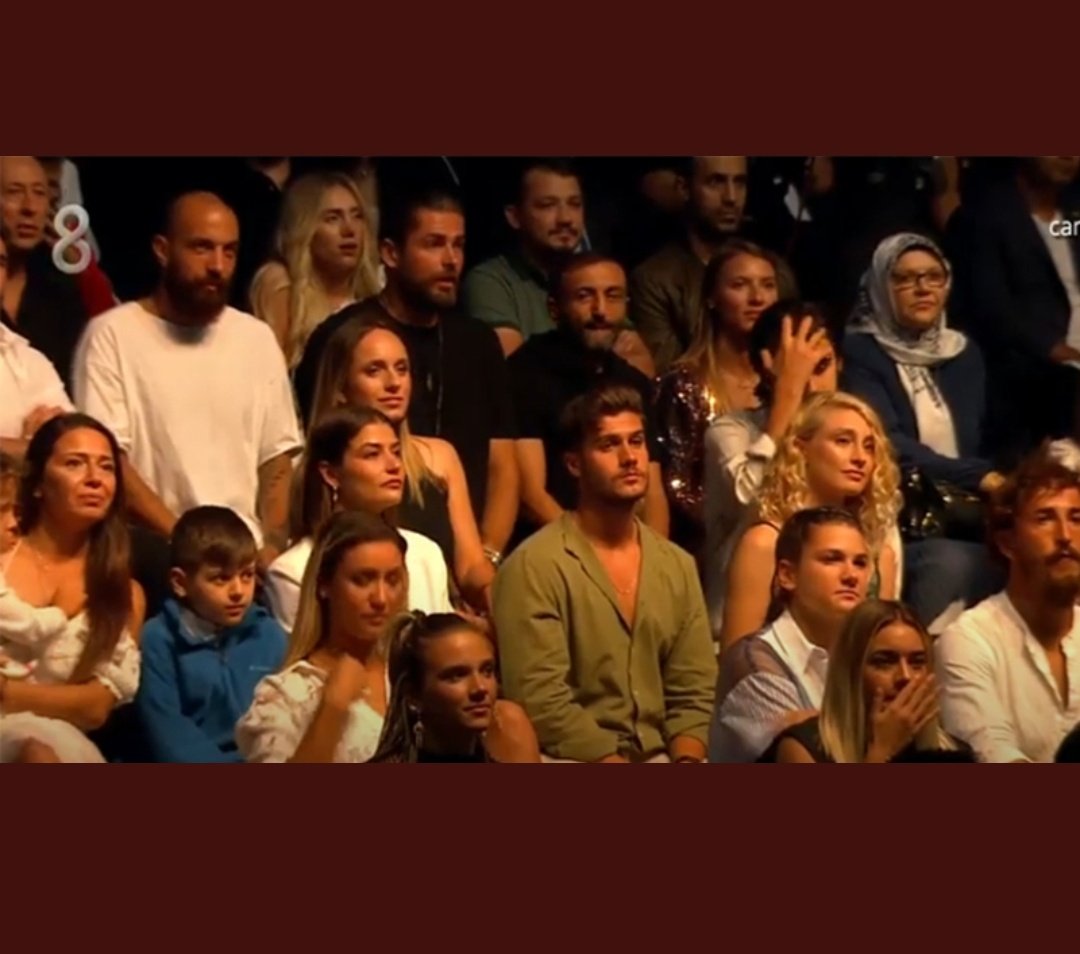 Dün gece survivor finali. Sosyal mesafe ve maske yok. Peki tiyatro salonlarında bu zorunluluk niye? Mesele virüs mü sanat mı? Nedir yasak olan?