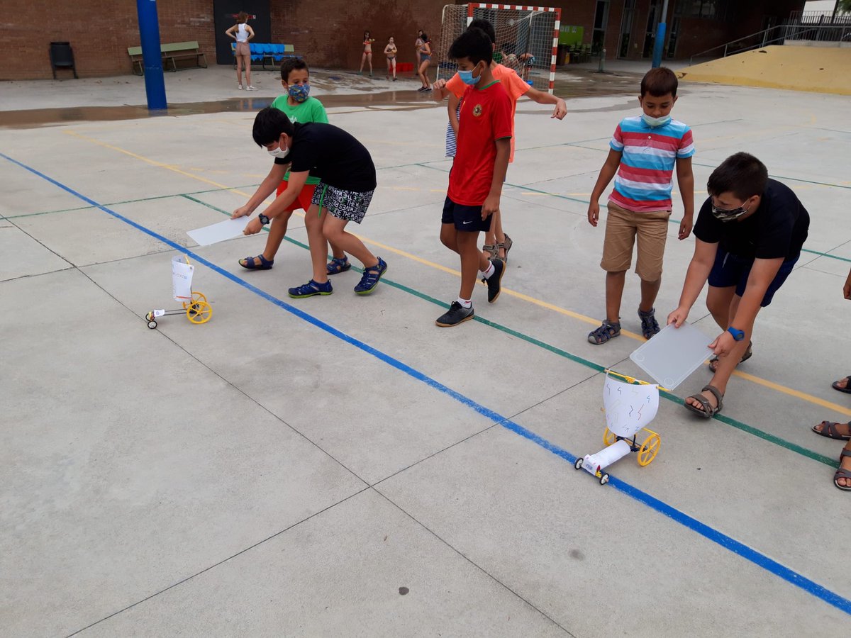 Educambient_'s tweet photo. Aquesta setmana estem participant als casals d'estiu de l'escola Miquel Martí i Pol (Sabadell) treballant l'educació ambiental.
Avui els i les grans del casal han experimentat amb les energies renovables construint maquetes!
#educambient #educacioambiental #lleure #casal #taller https://t.co/NUQPRxpA2R