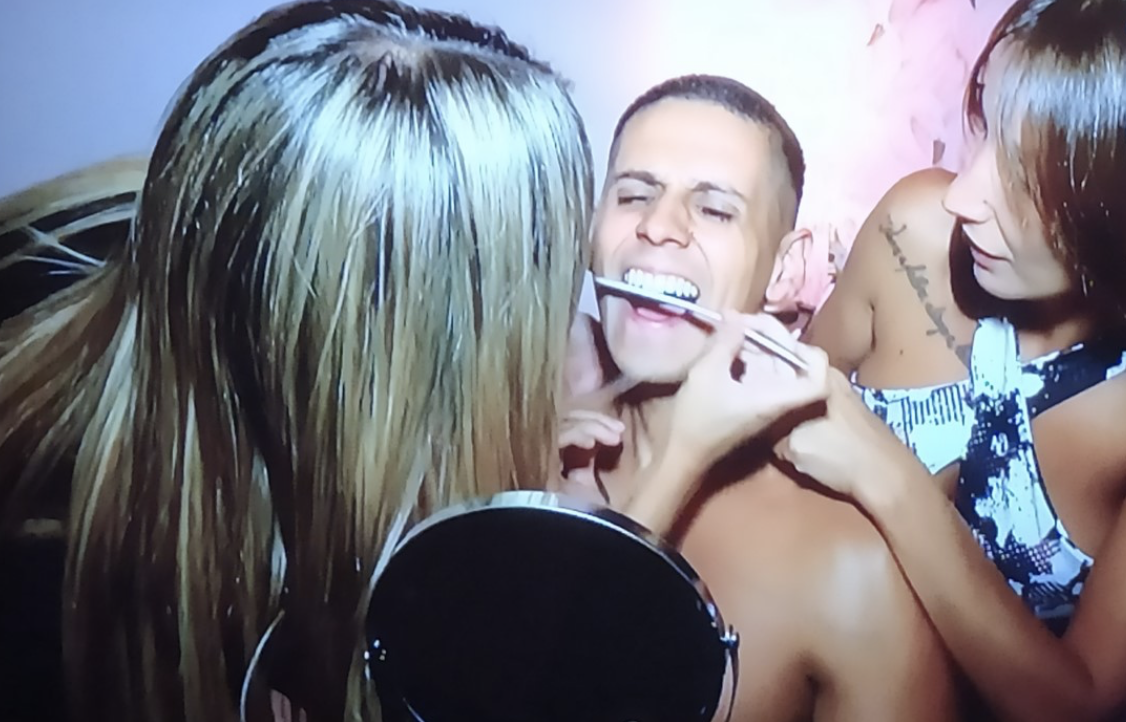 EnfrmraSaturada's tweet photo. -Famosa 1 en reality:  Tienes los colmillos muy largos y no me gusta. Ven que lo soluciono con mi lima de uñas.
-Famoso 2: Vale.

A tomar por saco el esmalte, la dentina y no llegó a la pulpa porque dolía. 

Echo de menos aquel rótulo que ponían con un "No hagáis esto en casa". https://t.co/JbUluJ7O2y