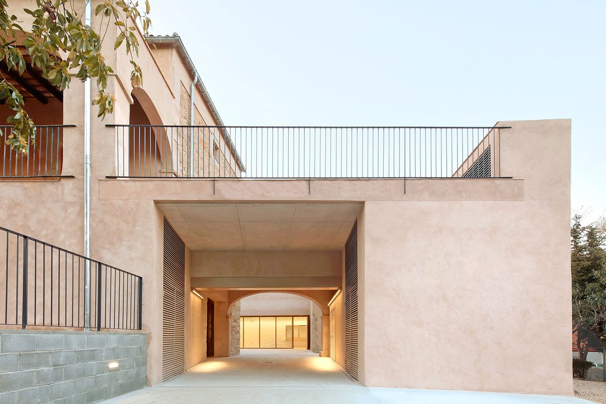 different places follow one another, going through the building from outside to inside and vice versa. The result is a school where classrooms do not respond to a typological repetition but to an increasing programmatic continuity like Fibonacci sequences that we find in nature