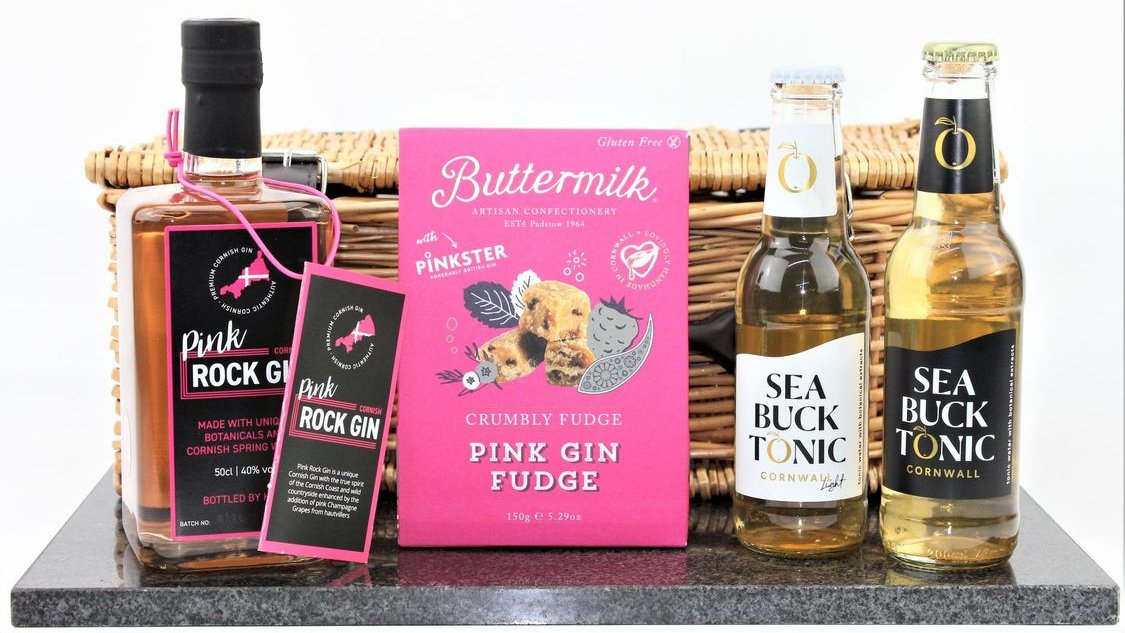 Cornish_Hampers's tweet photo. A stunning quartet of gin themed treats including a stylish bottle of Pink Cornish Rock Gin, deliciously crumbly Buttermilk pink gin fudge and Cornish tonic water 🍸💖👉 https://t.co/Kwqr6Frkzm

#Gin #CornishGin #CornishHamper #GiftHamper https://t.co/P7035WzgiT