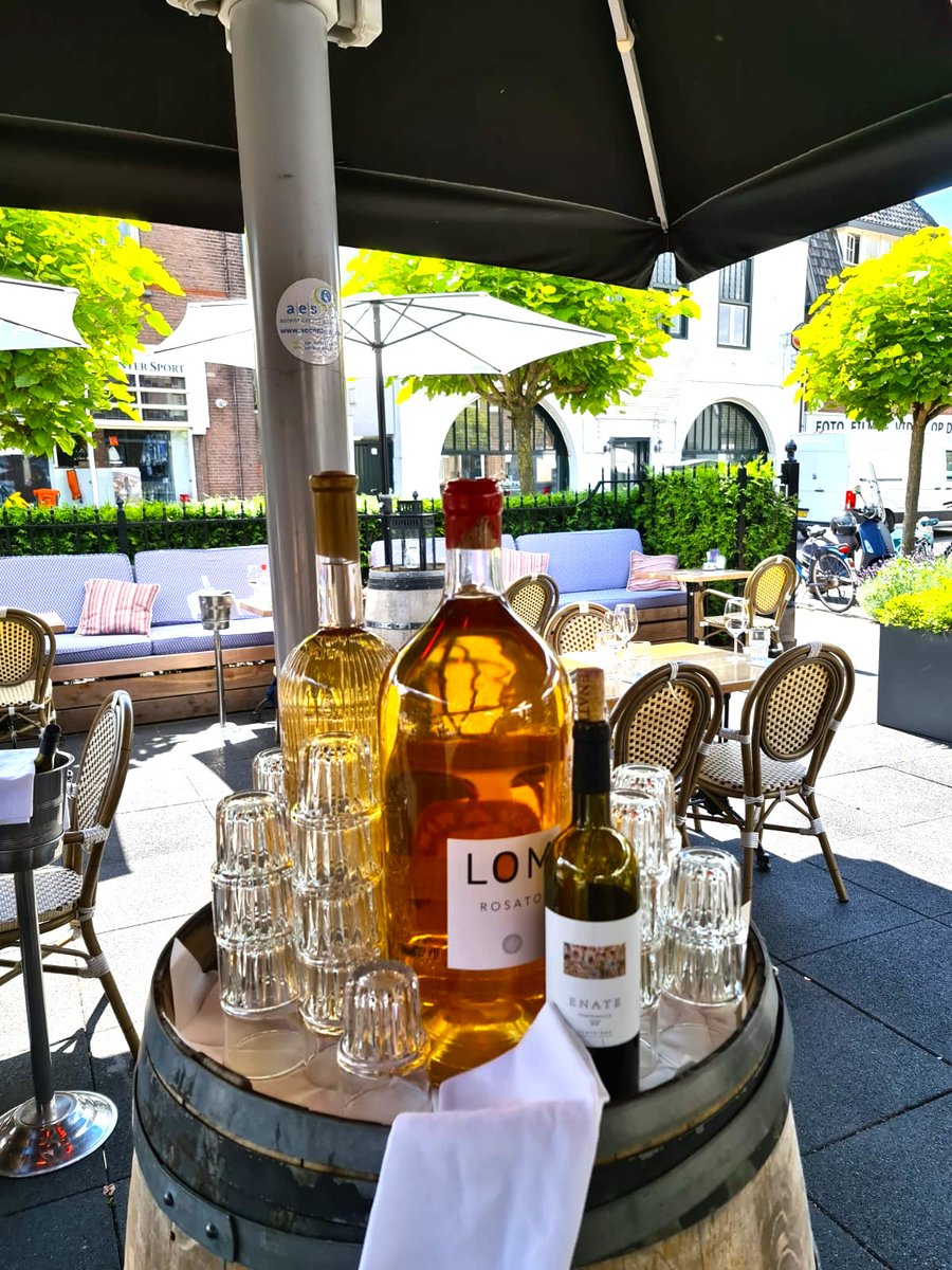lomvinolom's tweet photo. Sfeerbeeldje op het terras bij Bel Ami in Bussum met op de voorgrond 'Methusalem' van LOM.

#restaurantbelami #vinolom #lomvinolom #rosato #italie #belami #bussum #gooi #amsterdam #lom #roseitaly https://t.co/vMCqVhNEva
