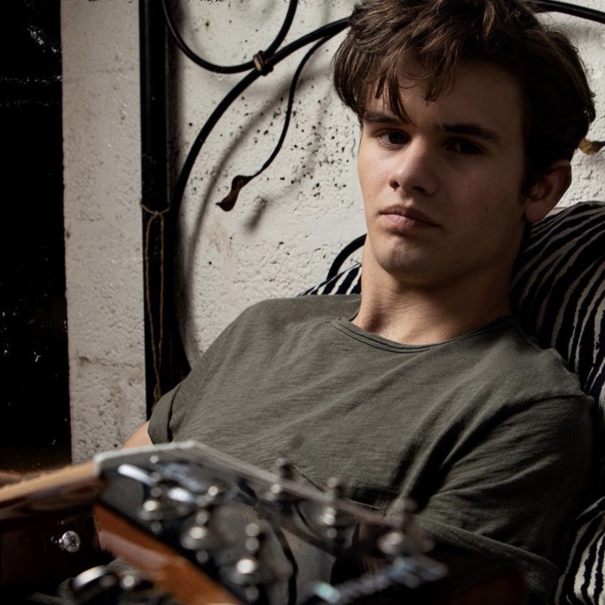 OneProductionSG's tweet photo. 🚨 Introducing 20-year-old Louisiana singer-songwriter #PaytonSmith! A self-taught guitarist and he has been creating a unique sound that blends country with rock since he picked up guitar nearly 10 years ago. 📺 Check him out now on #LiveNationTV: https://t.co/B6L1RxpXbm! https://t.co/SnDOAY2d1T