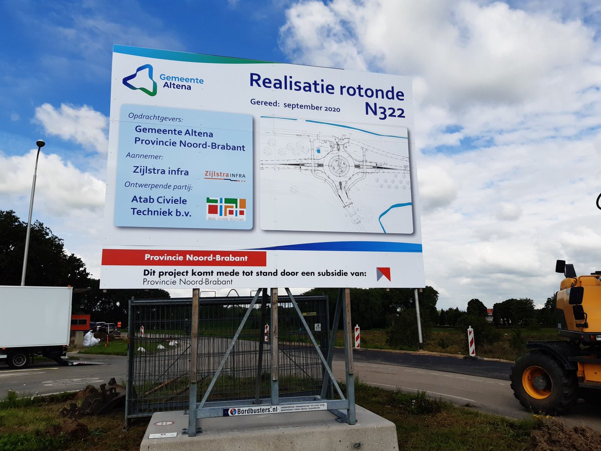 VevonBV's tweet photo. De aannemer is gestart met de realisatie van de rotonde N322 in Almkerk nadat we de markeringen, geleidebarriers en overige tijdelijke verkeersvoorzieningen hebben aangebracht. #vevon https://t.co/mWRwh62n3E