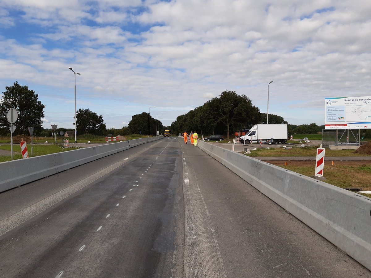 VevonBV's tweet photo. De aannemer is gestart met de realisatie van de rotonde N322 in Almkerk nadat we de markeringen, geleidebarriers en overige tijdelijke verkeersvoorzieningen hebben aangebracht. #vevon https://t.co/mWRwh62n3E
