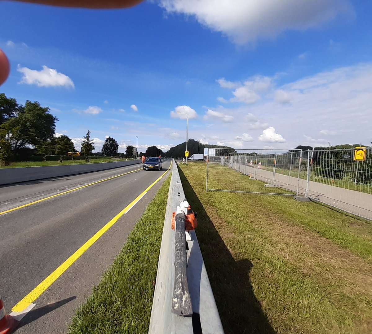 VevonBV's tweet photo. De aannemer is gestart met de realisatie van de rotonde N322 in Almkerk nadat we de markeringen, geleidebarriers en overige tijdelijke verkeersvoorzieningen hebben aangebracht. #vevon https://t.co/mWRwh62n3E