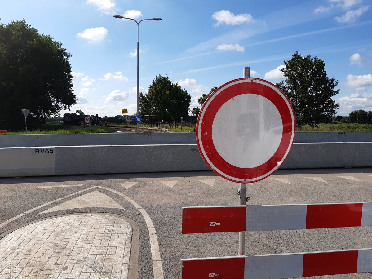 VevonBV's tweet photo. De aannemer is gestart met de realisatie van de rotonde N322 in Almkerk nadat we de markeringen, geleidebarriers en overige tijdelijke verkeersvoorzieningen hebben aangebracht. #vevon https://t.co/mWRwh62n3E