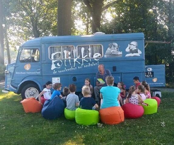 Vandaag gaat de Blikkie Voorleesbus Zomertour 🌞 van start! 1e halte Speeltuin "Helmond-West" 👨🏻‍✈️Chauffeur klaar? 📖 Voorlezer klaar? 🐭 Piep de Mascotte klaar? ⛅️ Weer=droog. 🚎 STARTEN MAAR! 
bibliotheekhelmondpeel.nl/blikkie