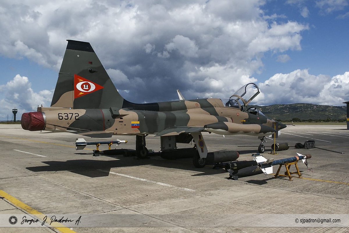 FAV_CLUB's tweet photo. #Foto Canadair NF-5B (VF-5B), GAC-12 ‘Grifos’, principios de la década del 2000. Nótese los misiles AIM-9 Sidewinder de entrenamiento.
Foto: Sergio Padrón @sjpadron93
#aviacionmilitar #fuerzaaereavenezolana #f5freedomfighter #balanda #venezuela #favclub https://t.co/kwrCkRGNk3
