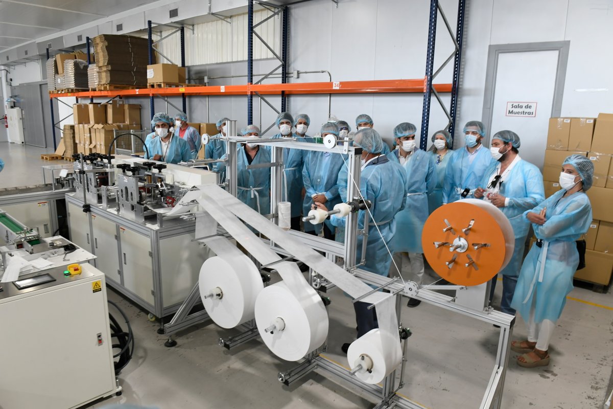 cvalderasa's tweet photo. La salud y seguridad de nuestros trabajadores es prioritario para nosotros por eso hemos adquirido una máquina de fabricación de mascarillas que, con una media de producción de 55.000 unidades al día, nos permitirá proporcionar mascarillas a nuestros 79.000 empleados. https://t.co/LiHiX8WqgE