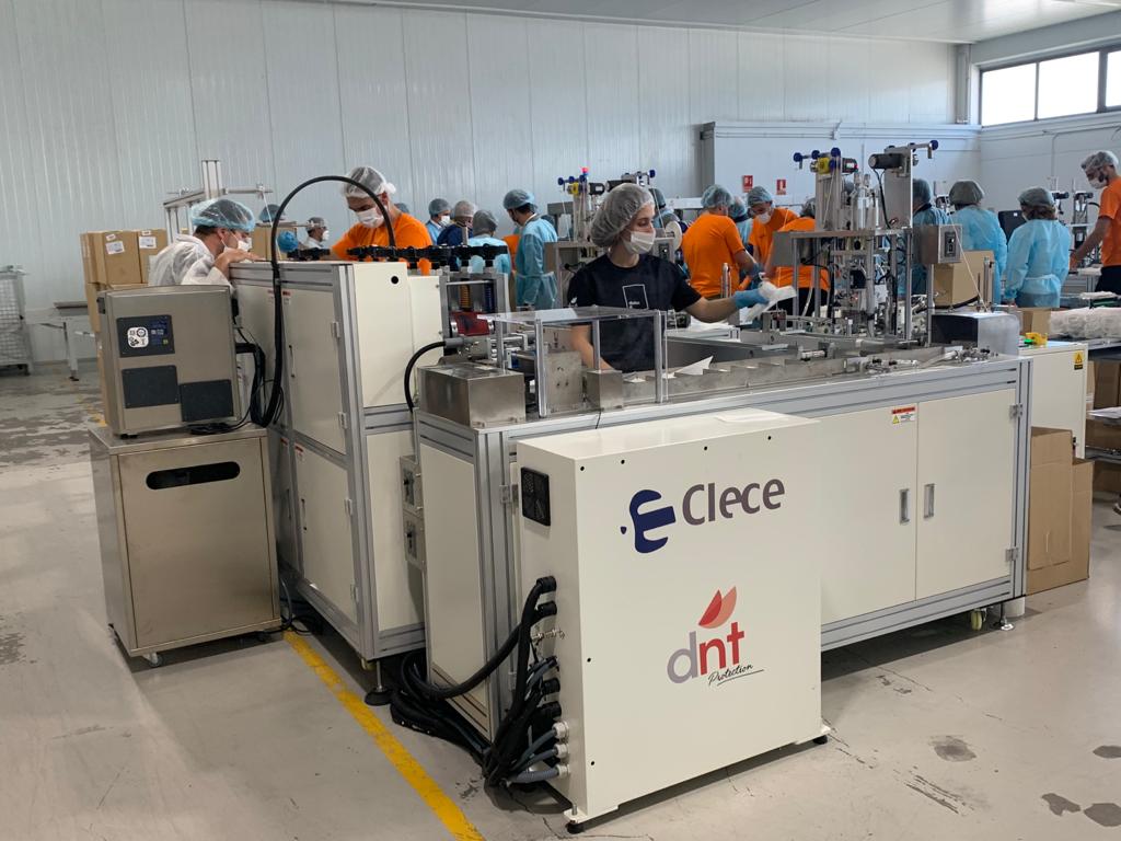 cvalderasa's tweet photo. La salud y seguridad de nuestros trabajadores es prioritario para nosotros por eso hemos adquirido una máquina de fabricación de mascarillas que, con una media de producción de 55.000 unidades al día, nos permitirá proporcionar mascarillas a nuestros 79.000 empleados. https://t.co/LiHiX8WqgE