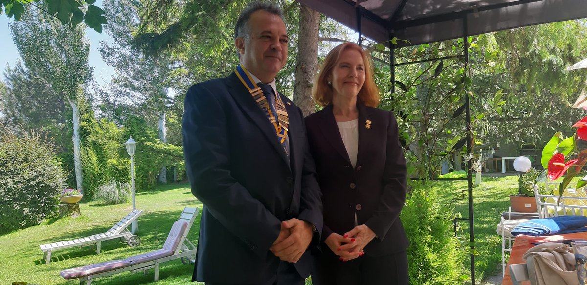 rotary2201's tweet photo. Cambio de collares de nuestra presidente María Teresa Cañedo a Eduardo Zorrilla , actual presidente 2020-2021 !!Enhorabuena!! #clubrotariomadridnorte #clubrotary #rotaryinternational #rotaractclub #rotarylife #cambiodecollares #rotarios #distrito2201 #rotaryespaña https://t.co/nmOrVMmR7U