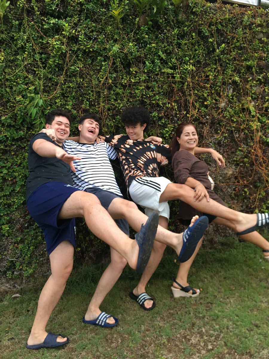 _harryharris_'s tweet photo. celebrating dad’s 50th birthday, i love you all 😌🥰 #coronacant https://t.co/iWVLPHJLdo