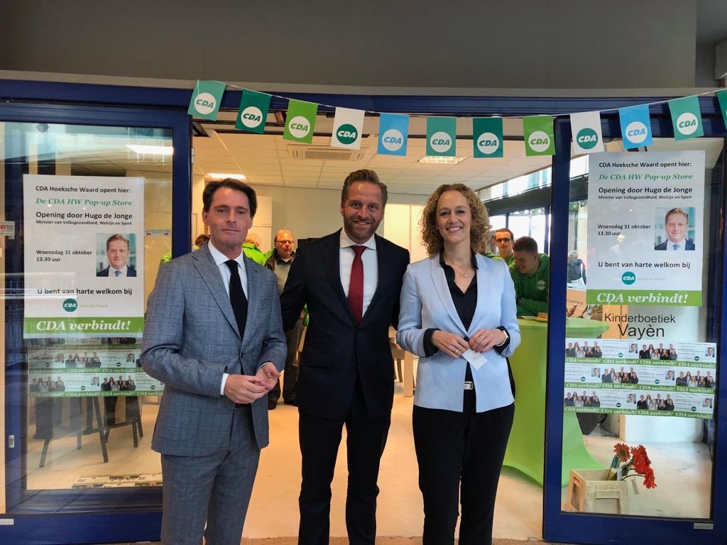 CDAHW's tweet photo. CDA Hoeksche Waard feliciteert @hugodejonge, onze nieuwe lijsttrekker voor het CDA! Het was een spannende nek-aan-nek race tussen twee uitstekende kandidaten. En nu samen de schouders eronder💪💚
Foto: oktober 2018 https://t.co/cAds6shuiK