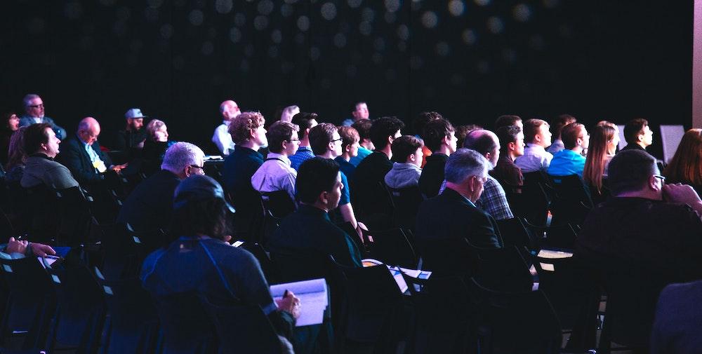 Très affecté par la #crise sanitaire qui a condamné les salons brassant des milliers de participants, le secteur de l’#événementiel doit faire sa mue en accéléré, en misant beaucoup plus sur le #virtuel et les formats « hybrides ».  #DigitalEvent maddyness.com/2020/07/15/eve…