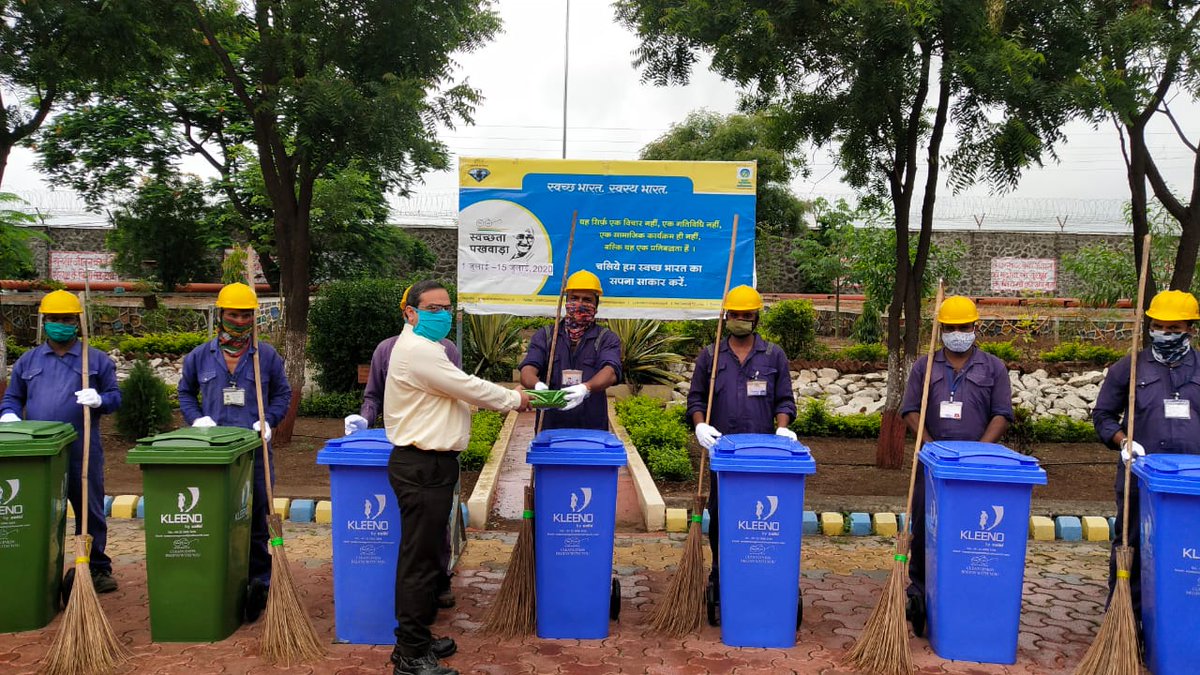 BPCRetailManmad's tweet photo. BPCL Manmad Installation issued new dustbins and cleaning tools to housekeeping staff during #SwachhtaPakhwada2020 . Also house keeping staff of cleanest areas in Installation were rewarded for their efforts. @swachhbharat @BPCLimited
@BPCLRetail @RamanMalik02 https://t.co/pHylKReJL5