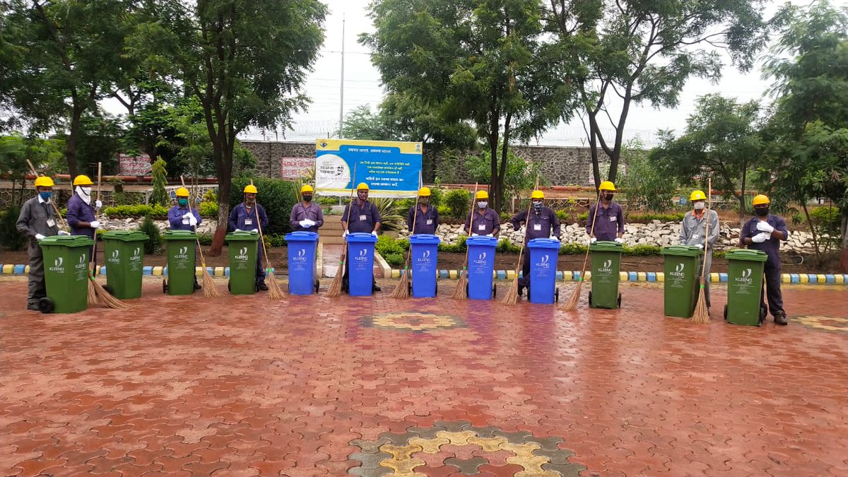 BPCRetailManmad's tweet photo. BPCL Manmad Installation issued new dustbins and cleaning tools to housekeeping staff during #SwachhtaPakhwada2020 . Also house keeping staff of cleanest areas in Installation were rewarded for their efforts. @swachhbharat @BPCLimited
@BPCLRetail @RamanMalik02 https://t.co/pHylKReJL5