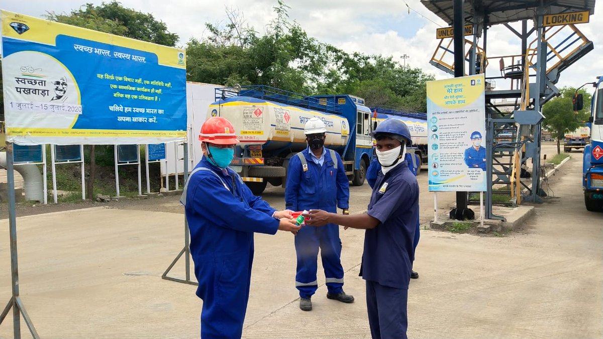 BPCRetailManmad's tweet photo. BPCL Manmad Installation distributed face mask, hand sanitizer to TL crew and conducted #swachhta_talk during #SwachhtaPakhwada2020 to motivate them in keeping their surroundings clean and hygienic.@swachhbharat @BPCLimited @BPCLRetail @RamanMalik02 https://t.co/fHMBiXSurU