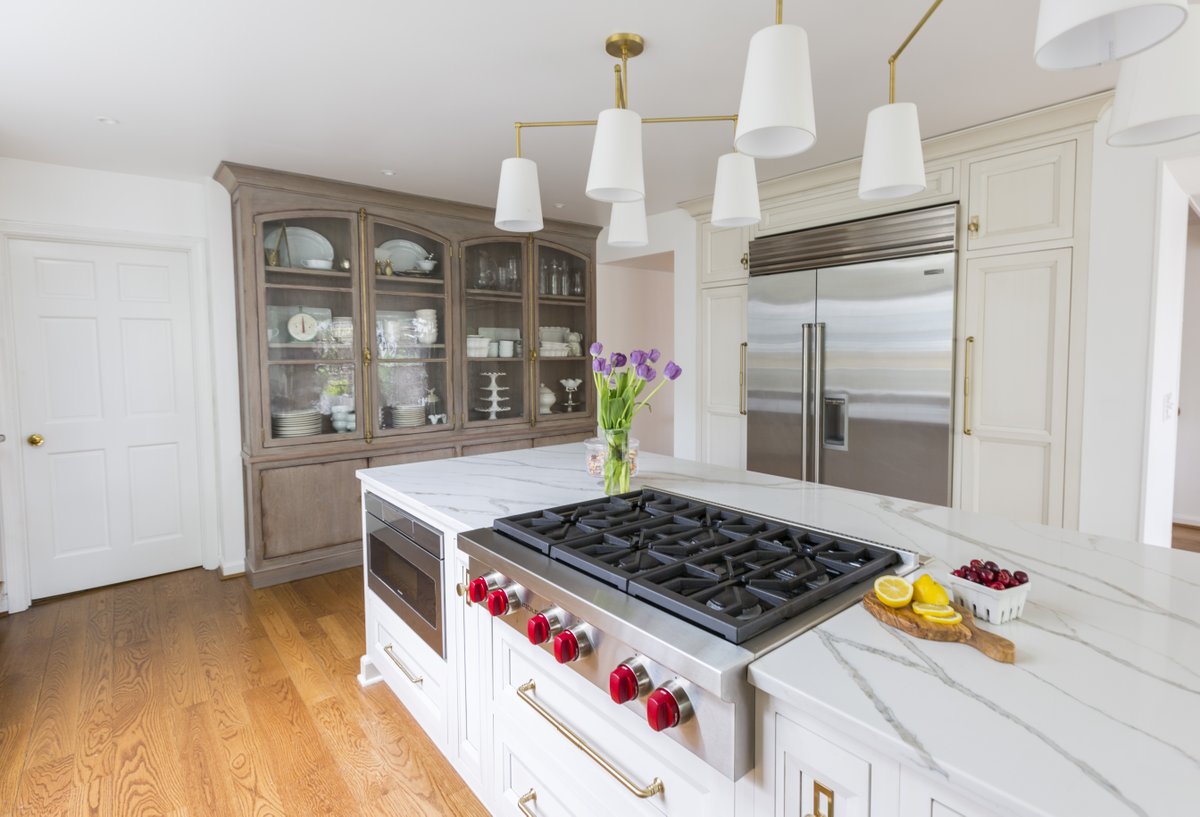TheEnglishCont1's tweet photo. This new kitchen island is a real workhorse, thanks to the 6-burner Wolf range top, drawer microwave, durable quartz countertop and seating for 5. Read more about it: https://t.co/h6YZc0jcQt #theenglishcontractor #kitchenremodel #kitchenisland #cincinnati https://t.co/jgxFdniHNb