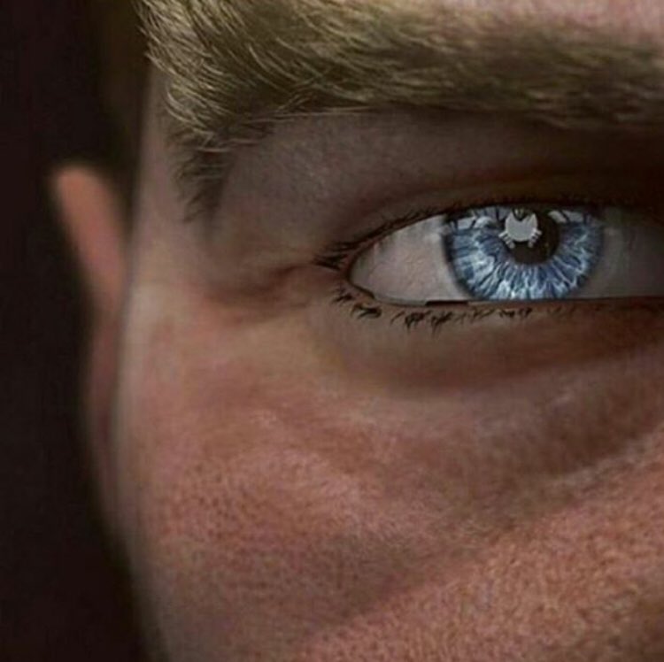 Karanlıkta kaldığında......                 ATATÜRK’ün gözlerindeki Işığa bak..O seni  aydınlatır,#TCAtatürkDestanıdır