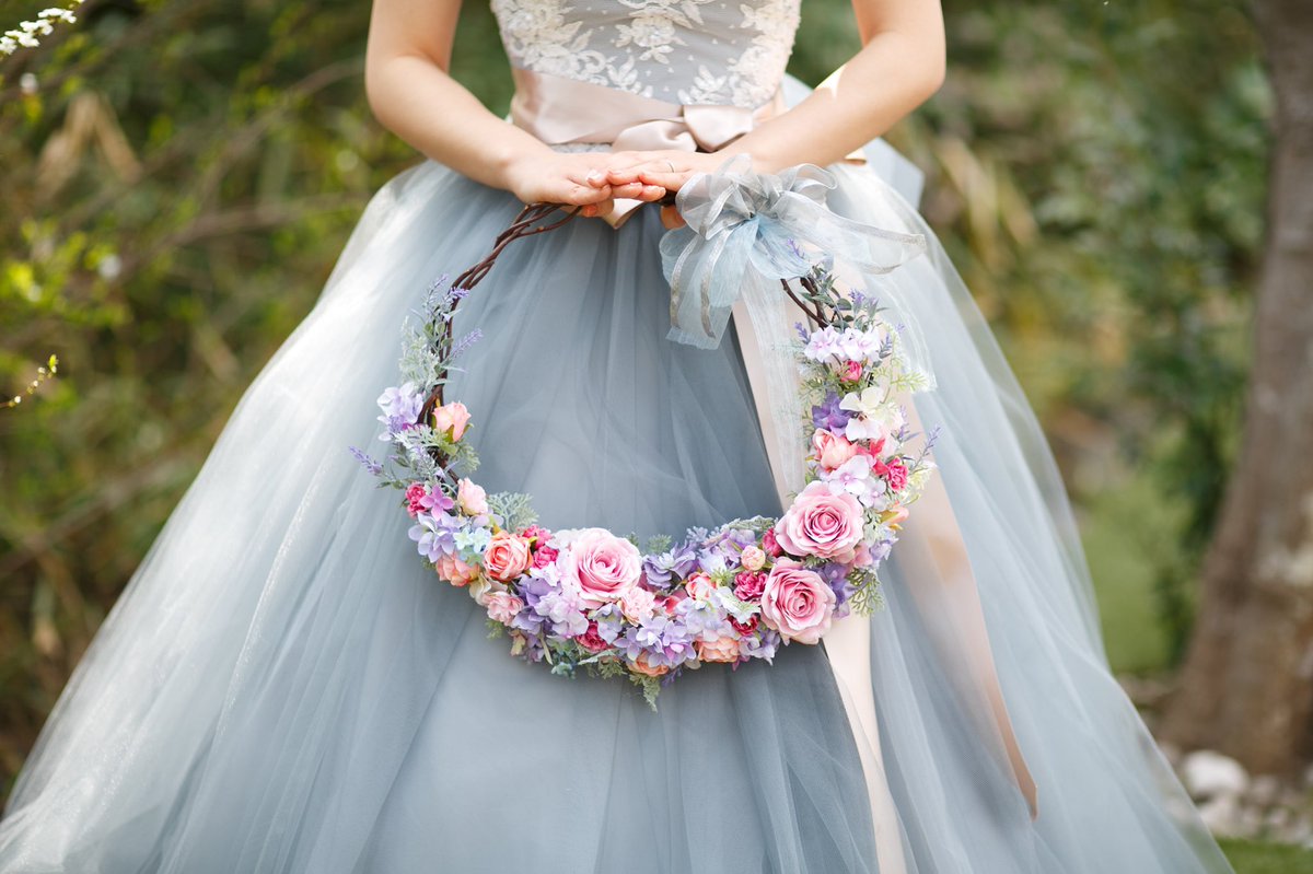 アールベルアンジェmie リースブーケ 白ドレスでは クラッチブーケ カラードレスでは リースブーケなど ドレス に合わせてブーケを変えるのもオススメです Artbellangemie Happywedding Wedding ウエディングドレス カラードレス クラッチ