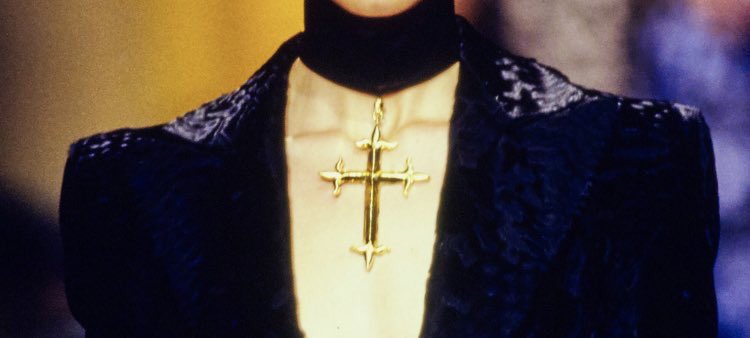 Black was the predominant colour, appearing in 53 of the 83 looks. Religious belief and cristian symbols were highlights of the show, harmonising with oversized jewelled crosses.