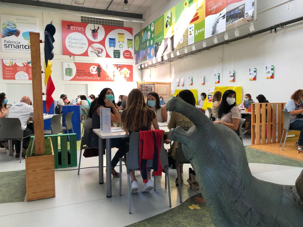 PalenciaAyto's tweet photo. Hoy ha arrancado en el #EFIDES la primera edición del programa @GlobalTimmis para la promoción del emprendimiento entre 30 jóvenes palentinos gracias a la colaboración de la @ADLPalencia y la facultad de @comercio_uva. Mucha suerte a todos en esta aventura! https://t.co/RFOnzrmhFm