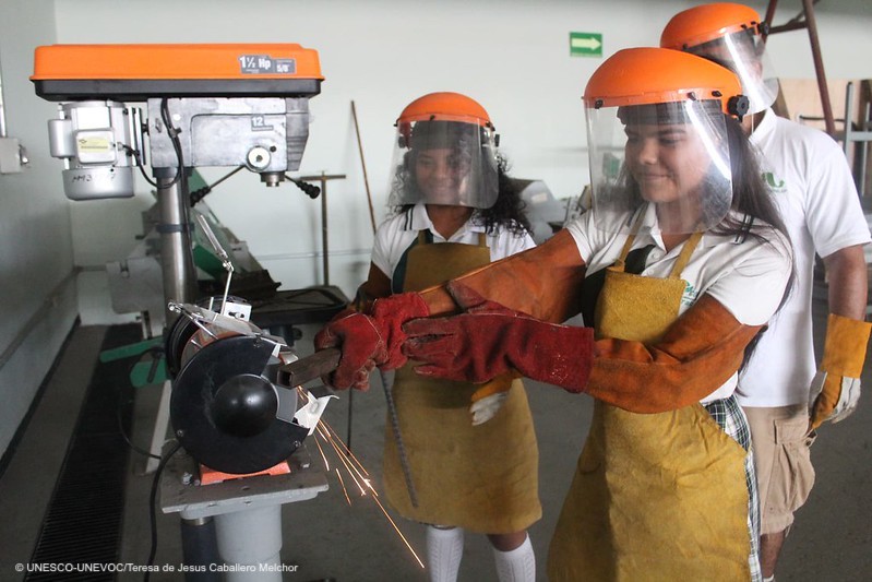 UNESCO_fr's tweet image. Le 15 juillet c'est la Journée mondiale des compétences des jeunes !

Dans un monde du travail en mutation, marqué par l'innovation technologique, le développement des #compétences joue un rôle 🔑 pour favoriser la résilience des jeunes. 

👉 on.unesco.org/3h6zMrL #WYSD2020
