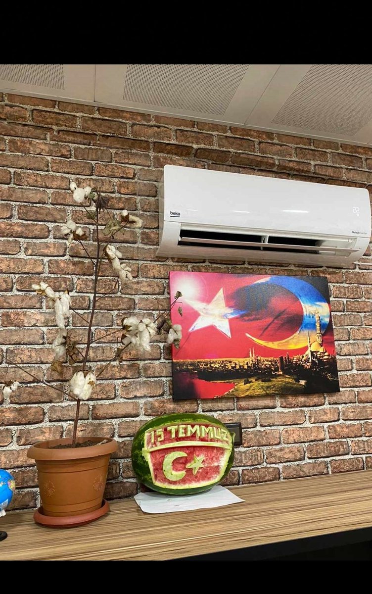 Bayrakları bayrak yapan üstündeki kandır.. Toprak eğer uğruna ölen varsa vatandır!🇹🇷🇹🇷!
El emeği göz nuru