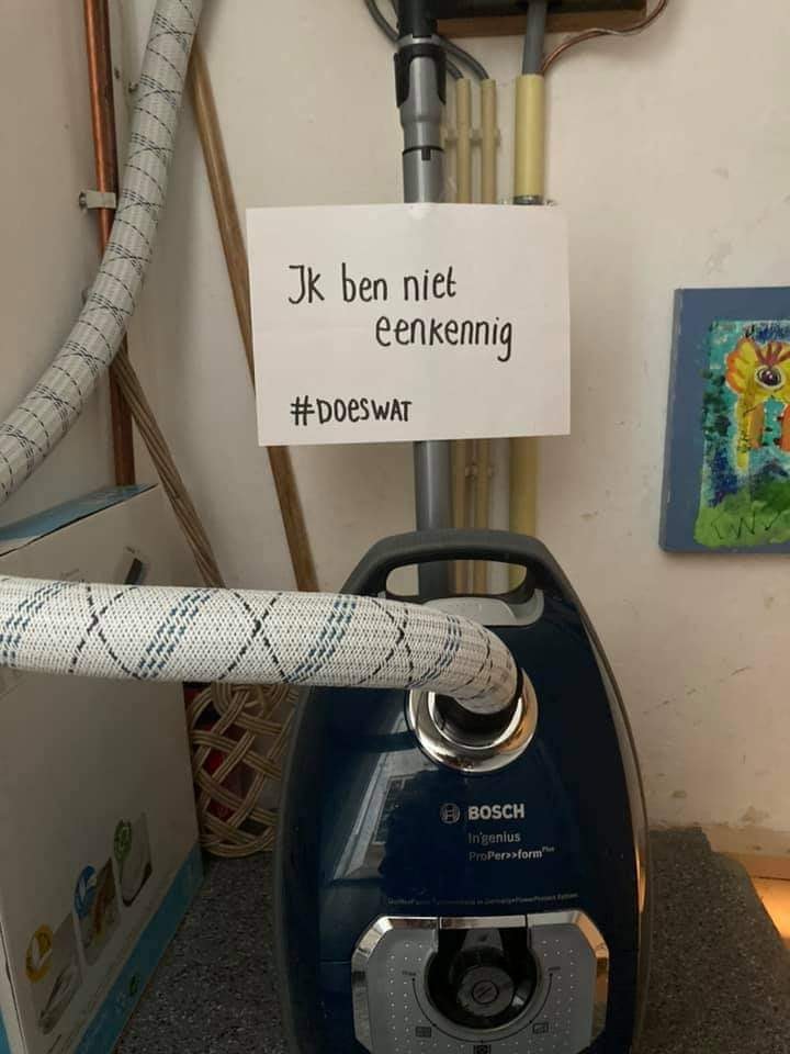 Sterkjr's tweet photo. Deze moeder is een heldin! #doeswat
#schoonmaak #thuiswerken #mees #opruimen #duidelijketaal #datissterk https://t.co/FW2KWfVaec