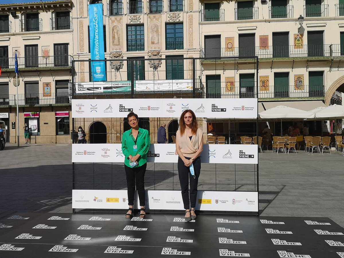 loquevienefest's tweet photo. #LQV2020 da el pistoletazo de salida a la tercera edición del certamen con la foto en la Plaza de los Fueros #TudelaDeNavarra https://t.co/UOvq2jGoXf