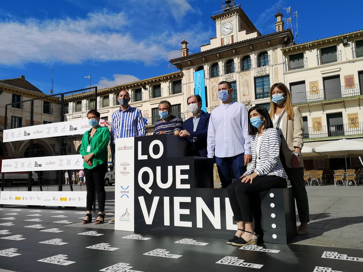 loquevienefest's tweet photo. #LQV2020 da el pistoletazo de salida a la tercera edición del certamen con la foto en la Plaza de los Fueros #TudelaDeNavarra https://t.co/UOvq2jGoXf