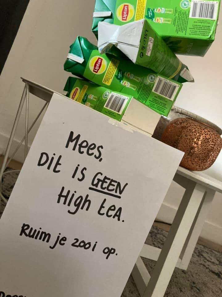 Sterkjr's tweet photo. Deze moeder is een heldin! #doeswat
#schoonmaak #thuiswerken #mees #opruimen #duidelijketaal #datissterk https://t.co/FW2KWfVaec