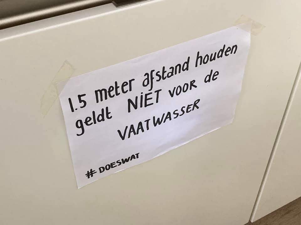 Sterkjr's tweet photo. Deze moeder is een heldin! #doeswat
#schoonmaak #thuiswerken #mees #opruimen #duidelijketaal #datissterk https://t.co/FW2KWfVaec