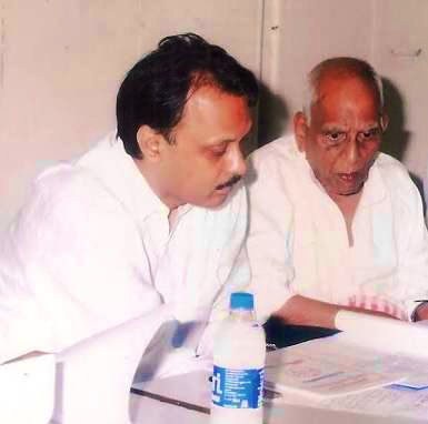 AjitPawarSpeaks's tweet photo. महाराष्ट्राच्या मातीतल्या कबड्डीला सातासमुद्रापार पोहोचवणारे, कबड्डीच्या प्रचार-प्रसारासाठी आयुष्यभर कार्य करणारे, 'कबड्डीमहर्षी' स्वर्गीय बुवा साळवी यांचा आज जन्मदिन; अर्थात 'कबड्डी दिन'! महाराष्ट्राच्या कबड्डी चळवळीच्या वतीनं स्वर्गीय बुवा साळवी साहेबांना विनम्र अभिवादन! https://t.co/dgRhyLbach