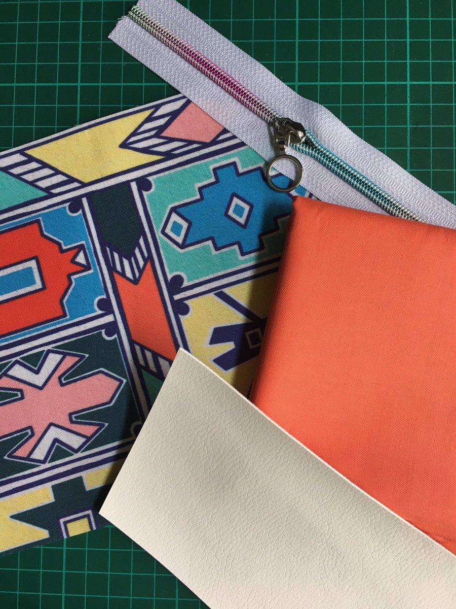 cottonsox9's tweet photo. Yay! At last I’m getting to make up something with this gorgeous Ndebele fabric with a bit of Eco leather, rainbow zips, and some beautiful Tula Pink (persimmon colour) fabric. Who is in? Don’t you think the colour combinations here are fab? #springsummer2020 #Ndebele #colourbomb https://t.co/b2dTLWCU2w