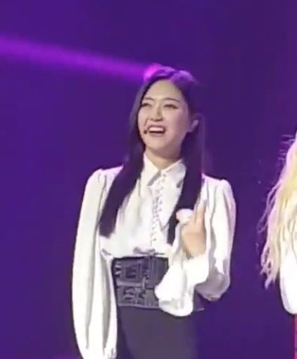 Hyunjin laughing when she saw Gowon crying at loonaverse