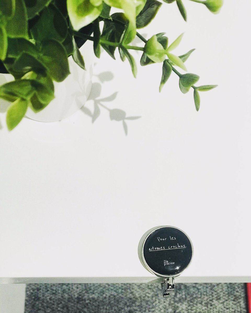 Nouveau goodie by #LaPiscine: un crochet pour suspendre les masques.
If you don’t wear it, hang it ✌🏻
#StartupStudio #AtomesCrochus