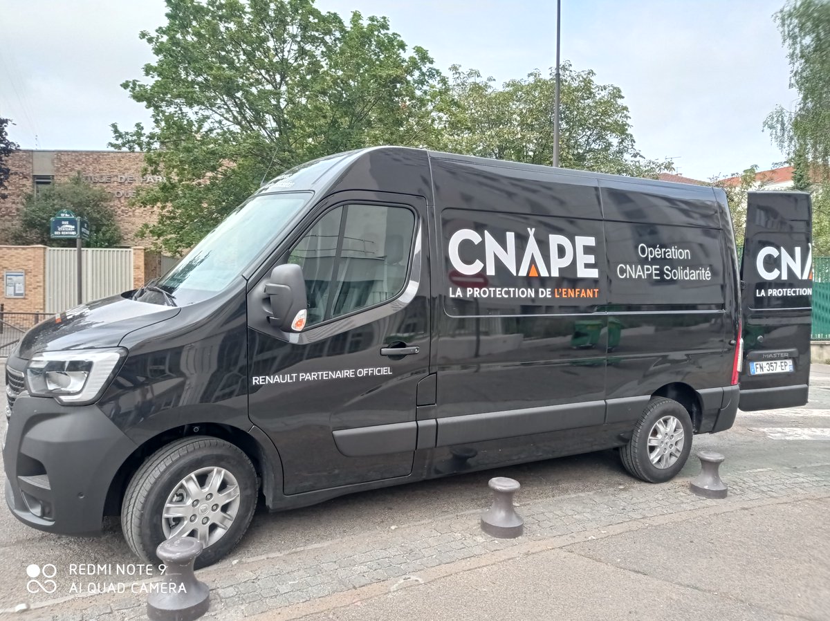 la_CNAPE's tweet photo. Sur la ligne de départ pour la livraison des dons reçus pour l #opérationCNAPEsolidarité dans notre caravane du tour! Merci @renault_fr & @Mediassoc_off, Strickbrand pour le flocage. Merci à nos donateurs @Cdiscount @mattika74813225 @FondationPSG @SocieteGenerale #comptoirdeslys https://t.co/KbpqbmPKXC