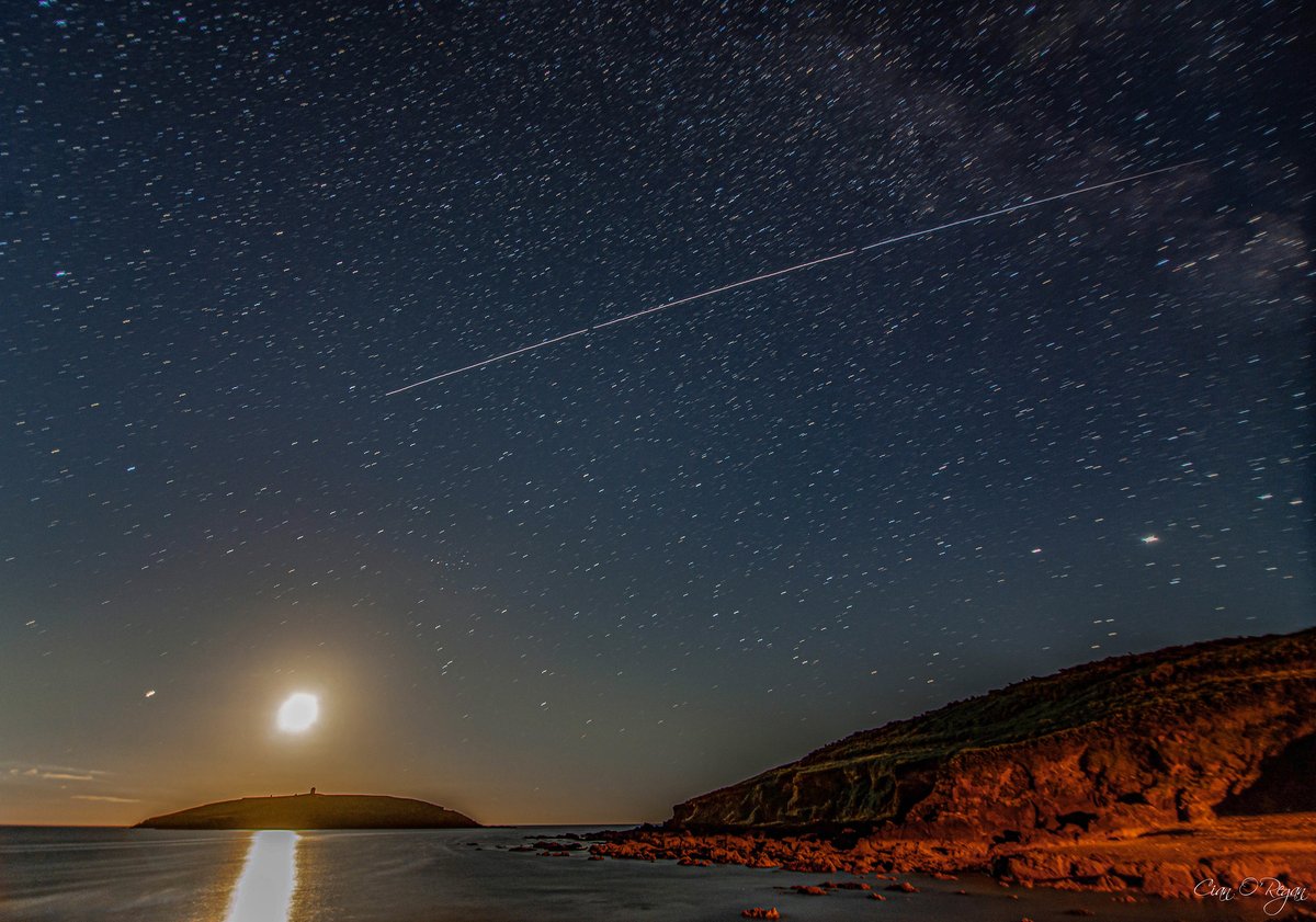 The International <a href="/Space_Station/">International Space Station</a> with a crew of 5 on board flying high above the Knockadoon Peninsula in east Cork as the Moon and Mars rise over Capel Island 🌕🌠🪐

Jupiter, Saturn and the Milky Way are also visible to the right (labelled version below) cianoregan.com/collections/fe…