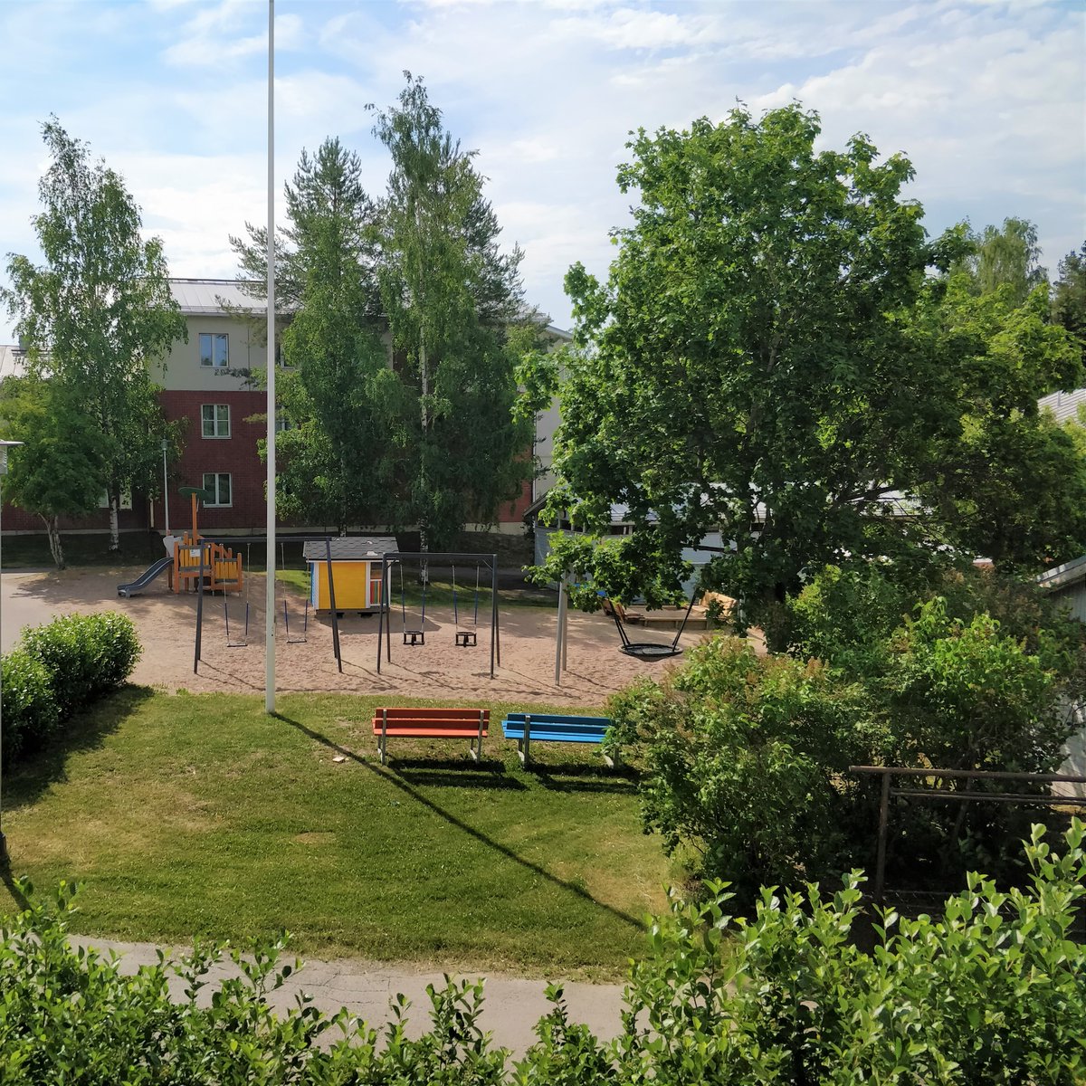 VTSkodit's tweet photo. Pihakalusteet saivat uuden pirteän ulkomuodon Näyttelijänkadun #talkooporukan käsittelyssä. Lopputulos on upea!

#talkoot #talkoohenki #vtskodit #yhdessätehty #yhteinenpiha https://t.co/BrJr2cDmkB