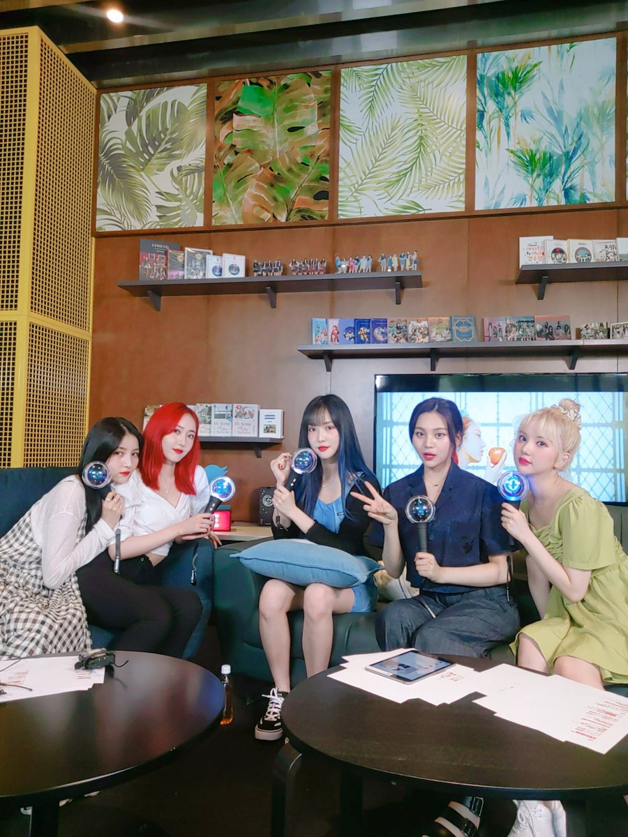GFRDofficial's tweet photo. [❤️ #여친Day] 
#여자친구 #GFRIEND 와 
함께한 시간⌛️ 어떠셨나요~?

💕버디💞가 기다리던
블루룸 라이브🎙에 오랜만에 참여해서
정말 즐거웠어요😍

다음에 또 만나요🙌 https://t.co/3AEX7Gg5Et