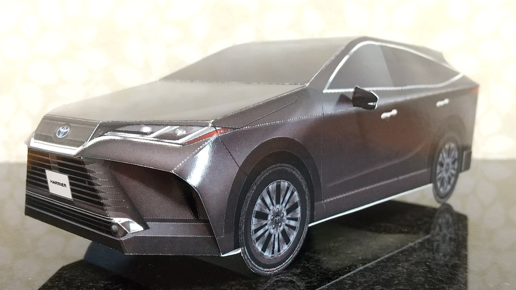 よし ペーパークラフト Twitterren トヨタ ハリアー トヨタカローラ姫路 さんのホームページで公開されている ペーパークラフト です 新型ハリアー が早くもペパクラ化されました 切り込みを入れたり組み立てにコツはありますがキレイに