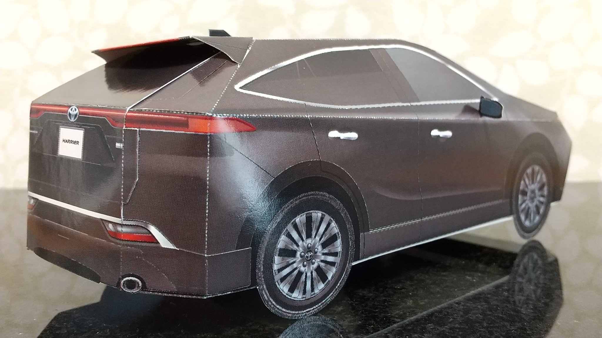 よし ペーパークラフト Twitterren トヨタ ハリアー トヨタカローラ姫路 さんのホームページで公開されている ペーパークラフト です 新型ハリアー が早くもペパクラ化されました 切り込みを入れたり組み立てにコツはありますがキレイに