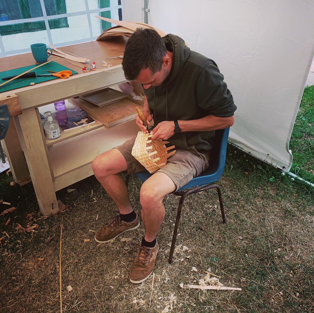 TheEbonist's tweet photo. Very proud of our first #ashsplintbaskets 🙌 Thank you so much @stevetomlincrafts for introducing us to this #heritagecraft! 

#amfinefurniture #farnhammaker #blackash #ashbasket #handmade #unique #beautifulcrafts #craftsmanshipmatters #furnitureschool #furnituremakingcourses https://t.co/DhmvPGyGAF