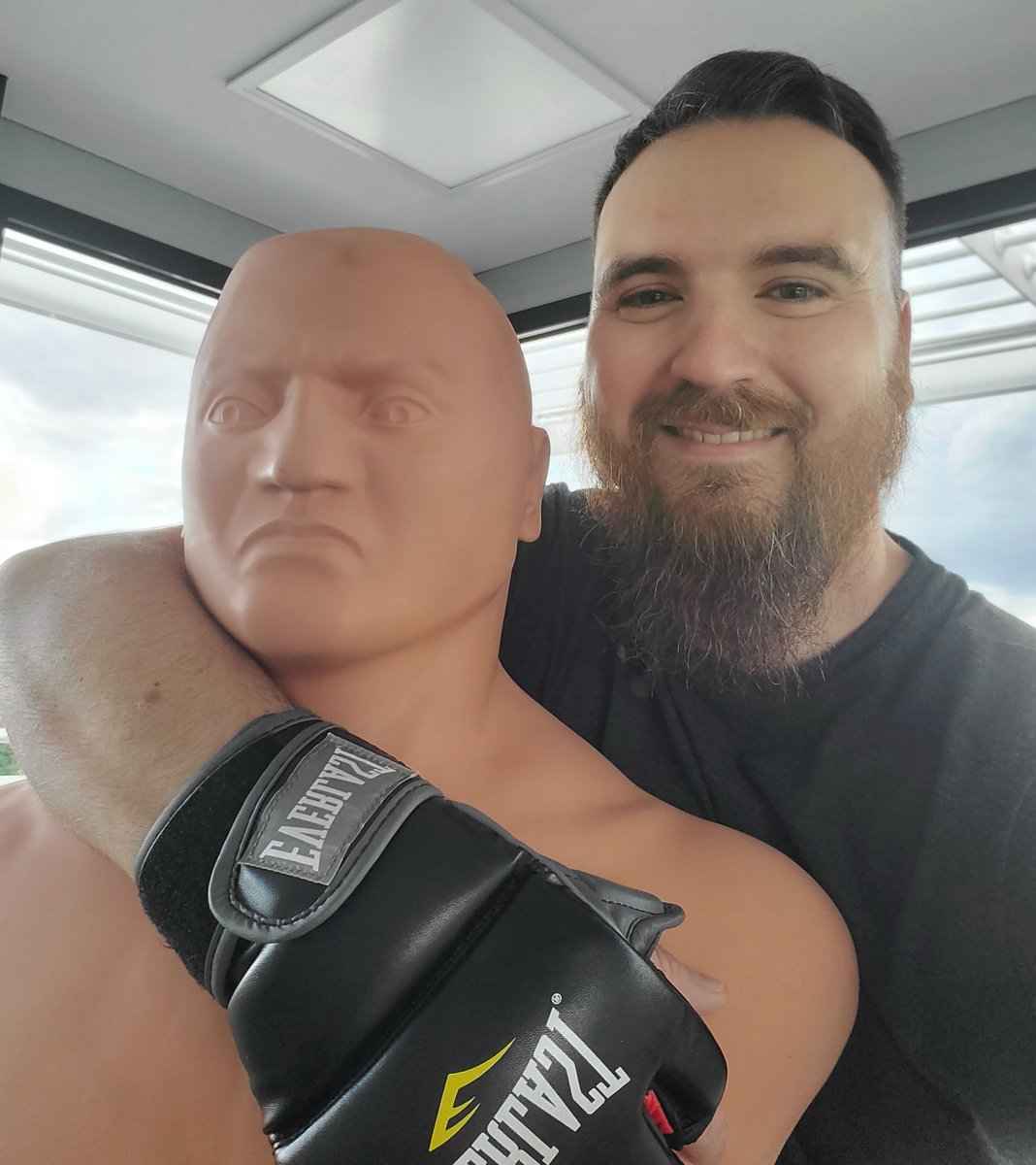 ArltTim's tweet photo. Heute ist wieder #WorkoutWednesday! 🥊💪 Kickboxing ist wirklich ein idealer Ausgleich zum Alltagsstress. Nur mein Gegner hatte nix zu lachen.  😉 https://t.co/hpnMzmw3bf
